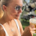 Angelique Boyer Instagram - Viernes de espuma en los bigotes…. Etiqueta a es@ amig@ cheler@ que tienes!! 🤗😂🤤 Salud mundo🍻
