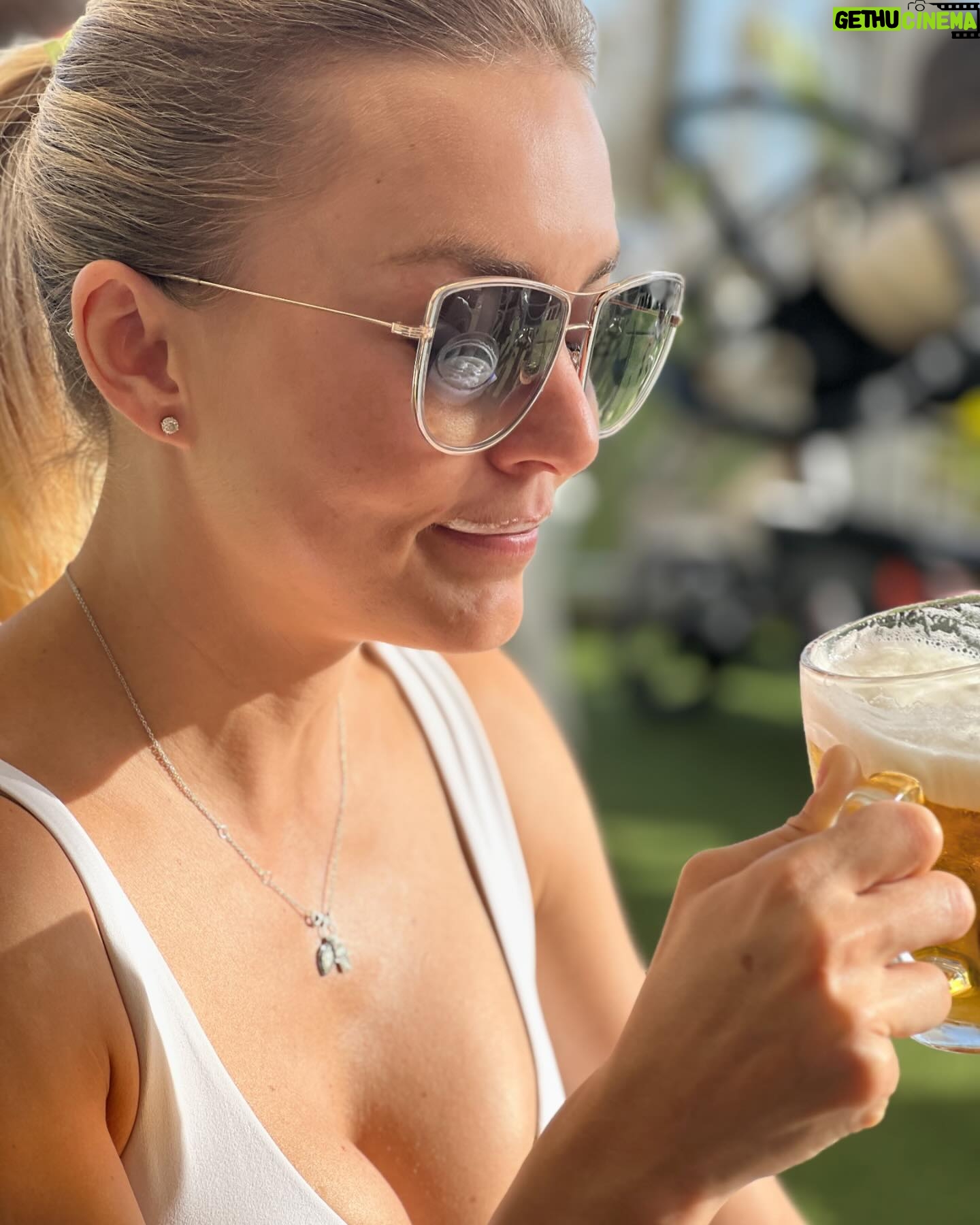 Angelique Boyer Instagram - Viernes de espuma en los bigotes…. Etiqueta a es@ amig@ cheler@ que tienes!! 🤗😂🤤 Salud mundo🍻