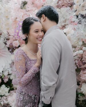 Anggika Bölsterli Instagram - Tiba juga di hari lamaran yang istimewa✨ Dengan mengenakan koleksi perhiasan berlian dari The Palace, @anggikabolsterli tampil semakin memukau, anggun, dan cantik🥰

Selamat atas lamarannya kak @anggikabolsterli & @omararmandiego 💍. Semoga dilancarkan sampai hari pernikahan tiba & menjadi pasangan yang selalu bahagia selamanya🥰