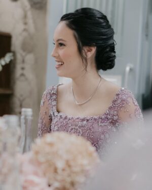Anggika Bölsterli Instagram - Tiba juga di hari lamaran yang istimewa✨ Dengan mengenakan koleksi perhiasan berlian dari The Palace, @anggikabolsterli tampil semakin memukau, anggun, dan cantik🥰

Selamat atas lamarannya kak @anggikabolsterli & @omararmandiego 💍. Semoga dilancarkan sampai hari pernikahan tiba & menjadi pasangan yang selalu bahagia selamanya🥰