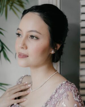 Anggika Bölsterli Instagram - Blushing 🤍

Wedding planner & organizer @arteaorganizer
Decor @aerindecora
Styled by @wanda_haraa
Makeup @ryanogilv
Kebaya @renzilazuardi
Jewelry @thepalace_id 
Captured by @arka.pictures