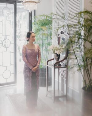 Anggika Bölsterli Instagram - Blushing 🤍

Wedding planner & organizer @arteaorganizer
Decor @aerindecora
Styled by @wanda_haraa
Makeup @ryanogilv
Kebaya @renzilazuardi
Jewelry @thepalace_id 
Captured by @arka.pictures
