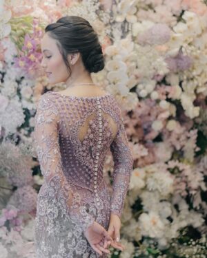 Anggika Bölsterli Instagram - Blushing 🤍

Wedding planner & organizer @arteaorganizer
Decor @aerindecora
Styled by @wanda_haraa
Makeup @ryanogilv
Kebaya @renzilazuardi
Jewelry @thepalace_id 
Captured by @arka.pictures