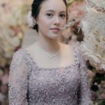 Anggika Bölsterli Instagram - Tiba juga di hari lamaran yang istimewa✨ Dengan mengenakan koleksi perhiasan berlian dari The Palace, @anggikabolsterli tampil semakin memukau, anggun, dan cantik🥰 Selamat atas lamarannya kak @anggikabolsterli & @omararmandiego 💍. Semoga dilancarkan sampai hari pernikahan tiba & menjadi pasangan yang selalu bahagia selamanya🥰