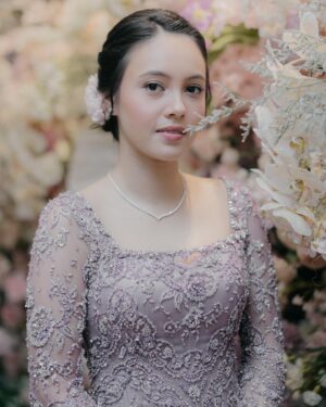 Anggika Bölsterli Instagram - Tiba juga di hari lamaran yang istimewa✨ Dengan mengenakan koleksi perhiasan berlian dari The Palace, @anggikabolsterli tampil semakin memukau, anggun, dan cantik🥰

Selamat atas lamarannya kak @anggikabolsterli & @omararmandiego 💍. Semoga dilancarkan sampai hari pernikahan tiba & menjadi pasangan yang selalu bahagia selamanya🥰