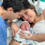 Angie Costa Instagram - Ontem fez 2 semanas do dia em que conhecemos a Alice 💗O dia mais inesperado de sempre. Ia só fazer um ctg e acabei por ficar internada. Ela estava com muita pressa para sair 😂Uma experiência totalmente diferente da do Martim. Nunca crio muitas expectativas em relação ao dia do parto, o que tiver de ser, será. Farei sempre o melhor pela saúde dos meus filhos. Ter ao nosso lado pessoas em quem confiamos de olhos fechados é muito importante no processo. Obrigada mais uma vez @aginecologistadamelhoramiga 💗