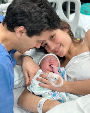 Angie Costa Instagram - Ontem fez 2 semanas do dia em que conhecemos a Alice 💗O dia mais inesperado de sempre. Ia só fazer um ctg e acabei por ficar internada. Ela estava com muita pressa para sair 😂Uma experiência totalmente diferente da do Martim. Nunca crio muitas expectativas em relação ao dia do parto, o que tiver de ser, será. Farei sempre o melhor pela saúde dos meus filhos. Ter ao nosso lado pessoas em quem confiamos de olhos fechados é muito importante no processo. Obrigada mais uma vez @aginecologistadamelhoramiga 💗