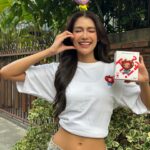 Aniporn Chalermburanawong Instagram - ใจส่งใจ❤️มาส่งใจให้ผู้ป่วยโรคหัวใจแต่กำเนิดกัน แนทขอชวนมาแกะกล่อง Art Toy น้อง ‘Hi! ใจ’ และตามหาตัว Secret สุดน่ารัก จะได้สะสมให้ครบทั้ง 4 แบบ พร้อมช้อปเสื้อยืดสุดคิ้วท์คอลเลกชั่นพิเศษที่ออกแบบโดย @parnarts 😍 เพื่อช่วยกันส่งต่อความสุขให้กับน้องๆ ผู้ป่วยโรคหัวใจแต่กำเนิด กับ @CentralRetail กัน! โดยรายได้หลังหักค่าใช้จ่ายนำไปสมทบทุนค่ารักษาให้กับน้องๆ ผ่านมูลนิธิเด็กโรคหัวใจฯ  ❤️❤️❤️❤️❤️❤️❤️❤️❤️ 🙌 มาเป็นเจ้าของ Art Toy ทั้ง 4 ดีไซน์ และตามหาตัว Secret ก่อนใคร Art Toy* Hi! ใจ แบบกล่อง 1 ตัว ราคา 990 บาท Art Toy* Hi! ใจ แบบ BOX SET 3 ตัว ราคา 2,690 บาท *Blind Box ไม่สามารถเลือกสีของ Art Toy ได้ T-Shirt Hi! ใจ ราคา 490 บาท ช้อปได้ที่ 📍 TikTok Shop: @CentralDepartmentstore 📍ช้อปเองได้ที่ POP MART สาขาเซ็นทรัลเวิลด์ หรือดูข้อมูลเพิ่มเติมได้ที่ IG Bio @CentralRetail ❤️❤️❤️❤️❤️❤️❤️❤️❤️ #CentralRetail #CRC #ให้ใจส่งต่อความสุขไม่รู้จบ