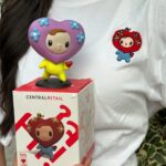 Aniporn Chalermburanawong Instagram - ใจส่งใจ❤️มาส่งใจให้ผู้ป่วยโรคหัวใจแต่กำเนิดกัน แนทขอชวนมาแกะกล่อง Art Toy น้อง ‘Hi! ใจ’ และตามหาตัว Secret สุดน่ารัก จะได้สะสมให้ครบทั้ง 4 แบบ พร้อมช้อปเสื้อยืดสุดคิ้วท์คอลเลกชั่นพิเศษที่ออกแบบโดย @parnarts 😍 เพื่อช่วยกันส่งต่อความสุขให้กับน้องๆ ผู้ป่วยโรคหัวใจแต่กำเนิด กับ @CentralRetail กัน! โดยรายได้หลังหักค่าใช้จ่ายนำไปสมทบทุนค่ารักษาให้กับน้องๆ ผ่านมูลนิธิเด็กโรคหัวใจฯ  ❤️❤️❤️❤️❤️❤️❤️❤️❤️ 🙌 มาเป็นเจ้าของ Art Toy ทั้ง 4 ดีไซน์ และตามหาตัว Secret ก่อนใคร Art Toy* Hi! ใจ แบบกล่อง 1 ตัว ราคา 990 บาท Art Toy* Hi! ใจ แบบ BOX SET 3 ตัว ราคา 2,690 บาท *Blind Box ไม่สามารถเลือกสีของ Art Toy ได้ T-Shirt Hi! ใจ ราคา 490 บาท ช้อปได้ที่ 📍 TikTok Shop: @CentralDepartmentstore 📍ช้อปเองได้ที่ POP MART สาขาเซ็นทรัลเวิลด์ หรือดูข้อมูลเพิ่มเติมได้ที่ IG Bio @CentralRetail ❤️❤️❤️❤️❤️❤️❤️❤️❤️ #CentralRetail #CRC #ให้ใจส่งต่อความสุขไม่รู้จบ