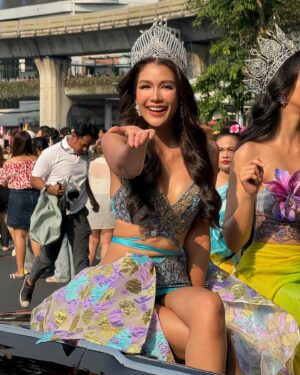 Aniporn Chalermburanawong Instagram - สุขสันต์วันปี๋ใหม่ไทยเจ้า มาในลุคสวยๆโก้ๆนั่งบนรถแห่เจ้า✨☺️🙏🏼

#KingPowerSongkran2024
#อภิมหาสงกรานต์รางน้ำ
#ม่วนหนุกสุขคัก
#แห่แดนซ์กินช้อปเล่นน้ำให้ฉ่ำ
#RANGNAMSONGKRAN2024