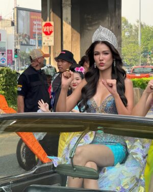 Aniporn Chalermburanawong Instagram - สุขสันต์วันปี๋ใหม่ไทยเจ้า มาในลุคสวยๆโก้ๆนั่งบนรถแห่เจ้า✨☺️🙏🏼

#KingPowerSongkran2024
#อภิมหาสงกรานต์รางน้ำ
#ม่วนหนุกสุขคัก
#แห่แดนซ์กินช้อปเล่นน้ำให้ฉ่ำ
#RANGNAMSONGKRAN2024