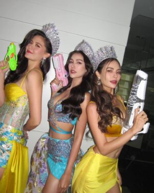 Aniporn Chalermburanawong Instagram - คนข้างๆยังโสด จีบได้ แต่ต้องผ่าน พี่แนทครับบ 😎✨️ ขอบคุณ @kingpowerofficial สำหรับกิจกรรม ม่วนซื่นแบบนี้ง้าปปป

#KingPowerSongkran2024
#อภิมหาสงกรานต์รางน้ำ
#ม่วนหนุกสุขคัก
#แห่แดนซ์กินช้อปเล่นน้ำให้ฉ่ำ
#RANGNAMSONGKRAN2024