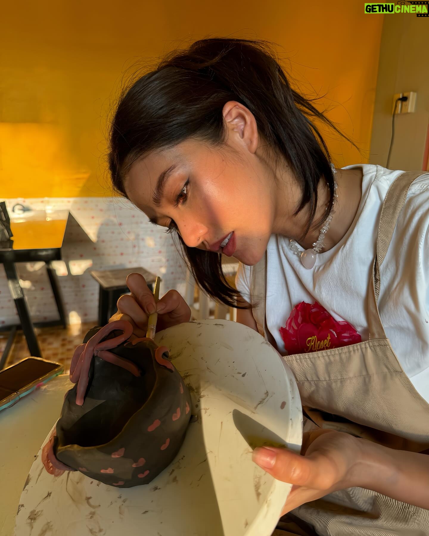 Aniporn Chalermburanawong Instagram - 💐🎨 เรื่องของวันนี้ คือเรื่องของวันนี้ เรื่องของวันวาน ล่วงเวลาผ่านมาแล้ว อย่าไปตัดสินใคร จากสิ่งที่ใช้ตาเนื้อและมองเห็นเข้าล้าา เดี๋ยวเขาจะรู้เอาว่าเรามองคนผิวเผิน ดั่งเรามองเห็นเปลือกของไข่ก่อนเห็นข้างใน ….แว๊บเข้ามาในหัวเอามาแชร์งับบ ขอให้เป็นวันที่ดีในแบบของเราจ้า