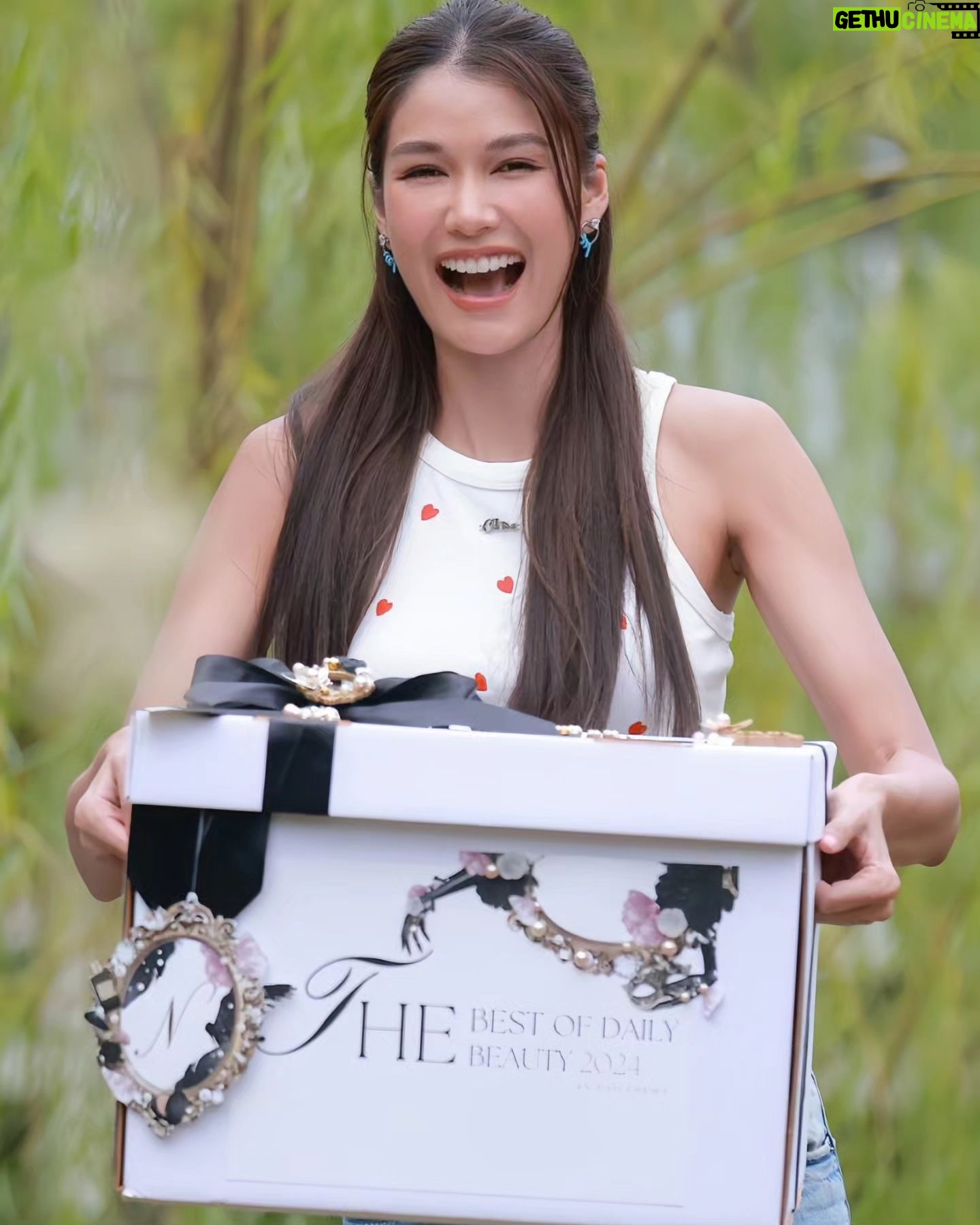 Aniporn Chalermburanawong Instagram - กลับมาปีนี้ ยิ่งใหญ่กว่าเดิมฮะ!🫶🥹 เป็นหนึ่งในกรรมการมา2ปีแล้ว ปีนี้หนักใจมากๆ มีแต่ผลิตภัณฑ์ ดีๆปังๆ ทั้งนั้นเลย เดี๋ยวมาทดลองใช้ ไปเปิดกล่องกันฮะ The Best of Daily Beauty 2024by Dailynews "เพราะความสวยสามารถสร้างได้" #Dailynews #Dailynewsonline#TheBestofDailyBeauty