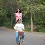 Aniporn Chalermburanawong Instagram - 🫶💓 มนต์รักกันตรึม วันนี้วันแรกจ้า มาดึกหน่อยน้า ใครยังไม่นอนเปิดดูได้เลย 22.20น.ทางช่องone31 นอกจากเรื่องของหัวใจแล้วว อยากชวน มาฟัง เพลงกันตรึม เสียงซอเพราะๆ ผ้าสวยๆ ของดีชุมชนบ้านโคกเมืองง ฝากด้วยจ้าา 🫶🙏🥹 #มนต์รักกันตรึม #one31thailand 📸 น้องนินจา