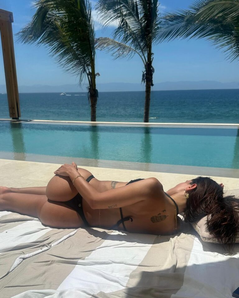 Anitta Instagram - Bikini to match the city’s vibe: Rio, I’m here 👙🌊☀️🌴👑 🌊 📜🤩