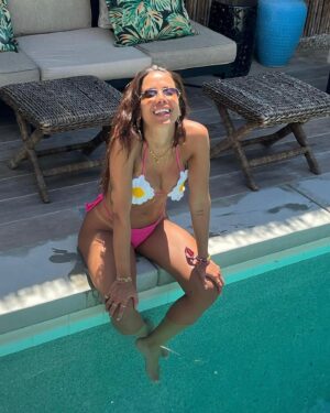 Anitta Instagram - Bikini to match the city’s vibe: Rio, I’m here 👙🌊☀️🌴👑 🌊 📜🤩