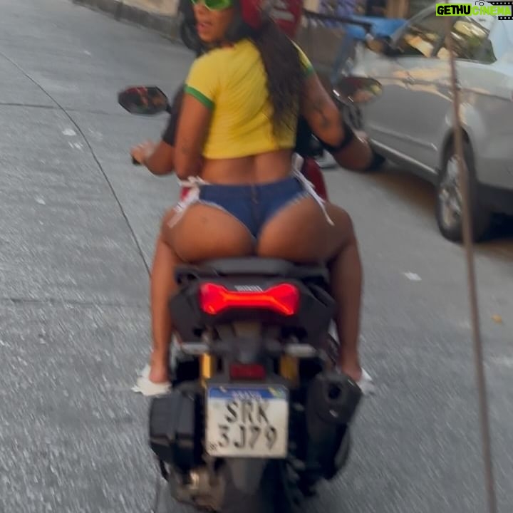 Anitta Instagram - 𝓒𝓻𝓲𝓪 𝓭𝓮 𝓯𝓪𝓿𝓮𝓵𝓪, 𝓬𝓪𝓷𝓭𝓮𝓵𝓪, 𝓵𝓪 𝓶𝓪𝓼 𝓹𝓮𝓻𝓻𝓪 🇧🇷💚💛 #FunkGeneration