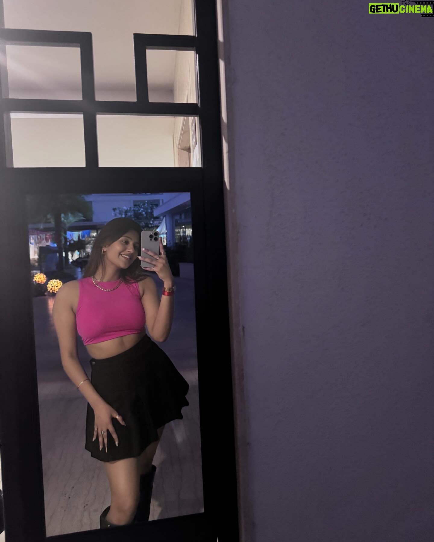 Anjali Arora Instagram - Smile please 🥰 SHADES OF ANJALI ARORA🥲 #anjaliarora #anjalians