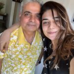 Anjum Fakih Instagram - Yo ! Mamujaan in the house ! 🥰❤️ And my handsome cousin too… #famjam #postsurgeryhealing