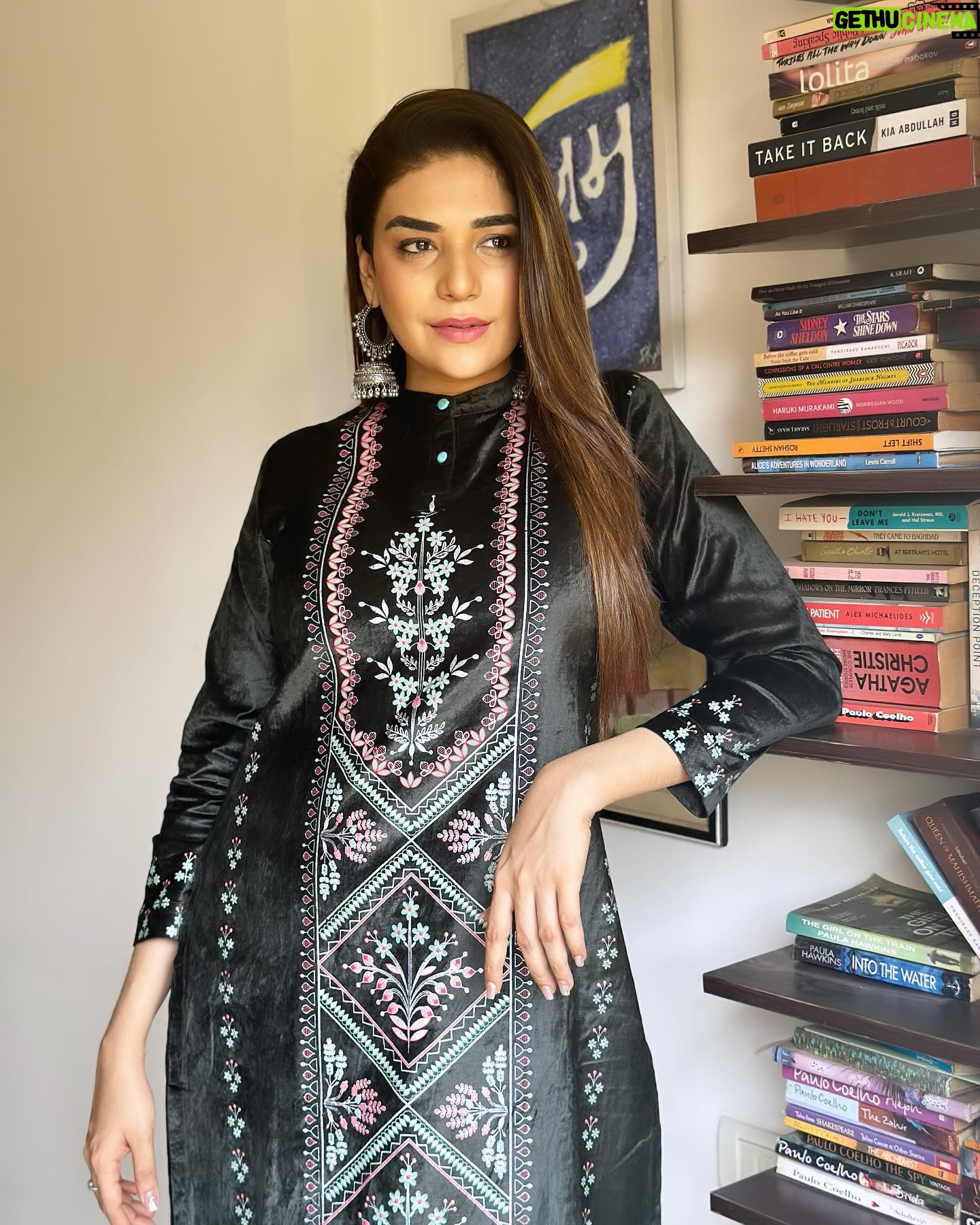 Anjum Fakih Instagram - May this blessed Friday be a farewell to all worries and a gateway to Eid ul Fitr filled with peace and blessings. #AlvidaJumma Mubarak ho π€²πΌπβ€οΈ Styled by:- @seam_stress_by_rajludhwani Outfit by:- @stadofashion_official