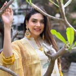 Anjum Fakih Instagram - I wish that you dive into the rainbow of possibilities this Holi ! May your day be filled with laughter, love, and endless inspiration. Wishing you all a joyful and colorful Holi. #InspireToCelebrate #holivibes #holi2024 #anjumfaikh 🥰🤗❤️ Styled by:- @seam_stress_by_rajludhwani Outfit by:- @stadofashion_official
