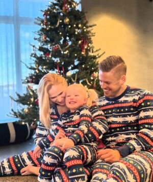 Anníe Mist Þórisdóttir Instagram - LOVE Christmas Day in nighties !  Last Santa (out of 13 here in Iceland) gave us all a matching set in our shoe 👞🎅

Hope you guys are getting time with your loved ones ❤️
Happy Holidays to all of you 🥰

#christmas #holidays #grateful