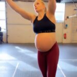 Anníe Mist Þórisdóttir Instagram - Still got it 😅 however 50 not a smart move for me at 34 weeks I did 24.3 RX weight but found scaling that worked for me 🤝 so did first 2 workouts RX and guess I did 10 reps RX in this workout, but got a way better workout out of doing it this way 🤙 Video up on Dottir YouTube channel link in story Congratulations on everyone that did the open!!!! On to quarters?? 🙄🤣 #crossfitopen #intheopen #crossfitgames #pregnant #mom #strong #grateful #tyrathlete