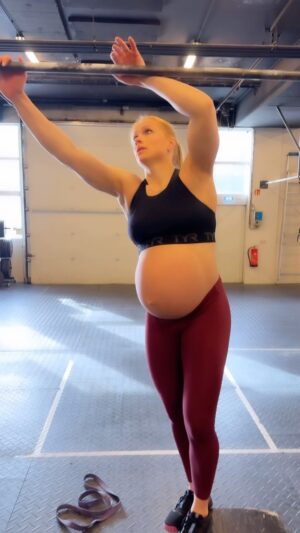 Anníe Mist Þórisdóttir Instagram - Still got it 😅 however 50   not a smart move for me at 34 weeks

I did 24.3 RX weight but found scaling that worked for me 🤝 so did first 2 workouts RX and guess I did 10 reps RX in this workout, but got a way better workout out of doing it this way 🤙

Video up on Dottir YouTube channel link in story 

Congratulations on everyone that did the open!!!! 

On to quarters?? 🙄🤣

#crossfitopen #intheopen #crossfitgames #pregnant #mom #strong #grateful #tyrathlete