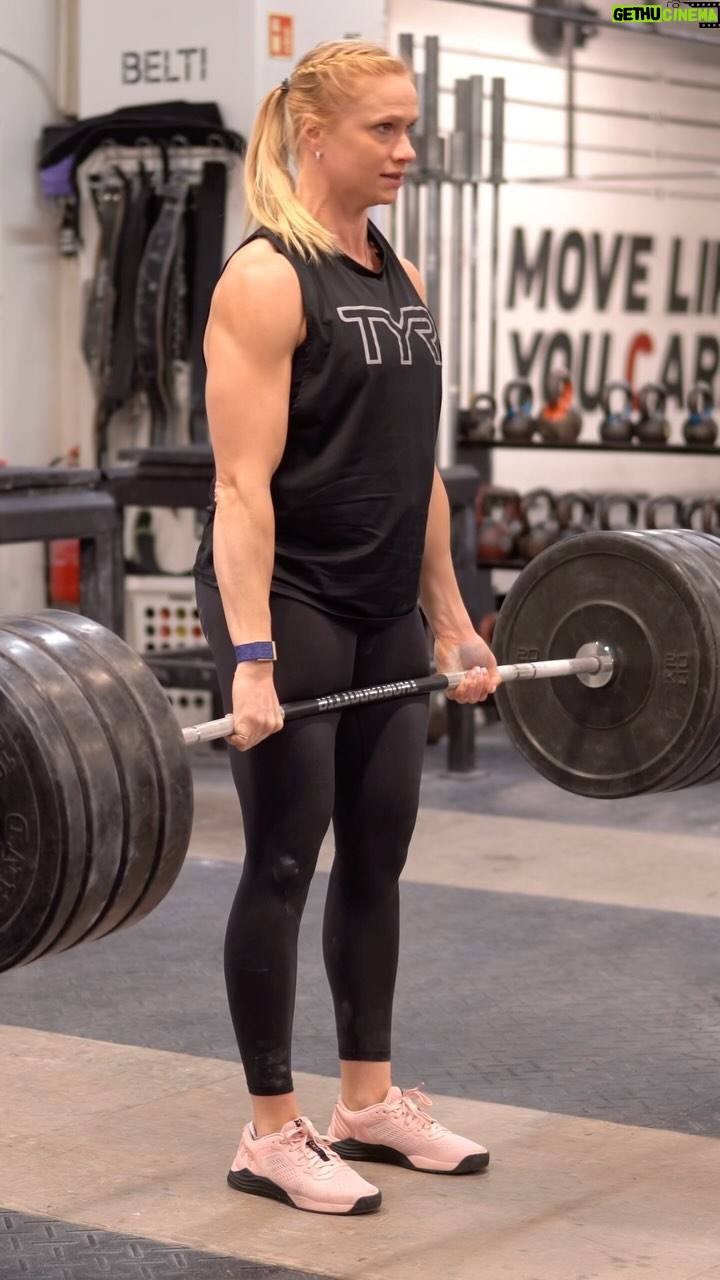 Anníe Mist Þórisdóttir Instagram - Finishing this DL cycle with 4s building up - Don’t think I’ll be going heavier then this for a while but felt very good throughout 🤝 last set at 160kg Started at 10 so 4s feel GOOD 😅 Happy Monday strength training!! 🎥 @arninn95 #17weeks #strong #enjoylife #grateful
