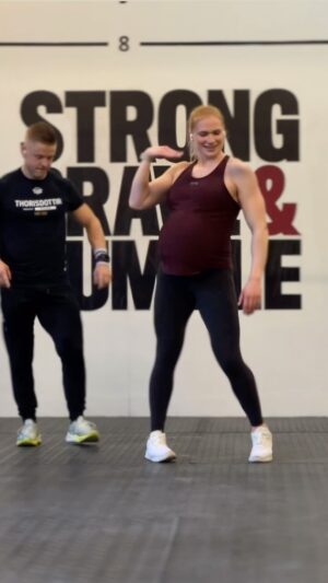 Anníe Mist Þórisdóttir Instagram - When I think I got him dancing with me 🤣
Well I am celebrating we got 5 days to go!! I might not have great rhythm I’m but can still wiggle 🕺

#wiggle #dancing #enjoylife #tyrathlete #happy #grateful #mom #dottir