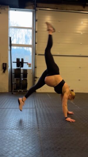 Anníe Mist Þórisdóttir Instagram - Feeling good and grateful to move and feel strong ! 

33 weeks, busy life, moving houses and definitely feeling it but training smart and adjusted makes me stronger. 

Haven’t done the open yet and that will be done scaled…. Happening this Monday ;)

#training #mom #crossfit #strong #pregnant #gymnastics #tyrathlete