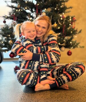 Anníe Mist Þórisdóttir Instagram - LOVE Christmas Day in nighties !  Last Santa (out of 13 here in Iceland) gave us all a matching set in our shoe 👞🎅

Hope you guys are getting time with your loved ones ❤️
Happy Holidays to all of you 🥰

#christmas #holidays #grateful