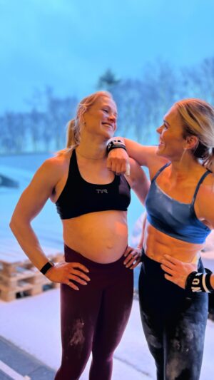 Anníe Mist Þórisdóttir Instagram - Love when we get to play together 🫶 @katrintanja !! Wonder if we will ever do this on a Games floor in sync?? 😏

#crossfit #empower #dottir #27weekspregnant #mom #grateful #strong #crossfitgames