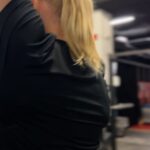 Anníe Mist Þórisdóttir Instagram - You can’t technically call this a SUPERSET, but I’ll do it anyways! 8 - 12/side Off-set Bulgarian split squat 8 - 12/side Band single arm pulldown 30-seconds/side DB Off-set carry (front rack overhead) 8 - 12/side Archer ring push up Adding a little extra accessory after class is a FANTASTIC way to feel even more complied and the fastest way to 🍑 Btw, am I the only one who instantly feel at least 10% fitter when putting on a pair of good looking leggings? @tyrsport @thetrainingplan @tyrsport