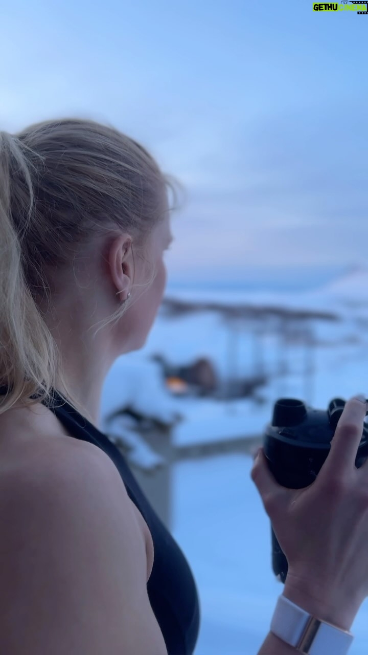 Anníe Mist Þórisdóttir Instagram - Happy Easter from Iceland! Easter means family, Easter egg hunts, lots chocolate and of course @live.momentous protein after training. Are there any cold drinks out there that powder snow won’t make better? I dare you to find one!
