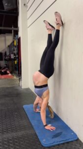 Anníe Mist Þórisdóttir Instagram - Guessing this is what all preggo women feel like…. Light and nimble 🙃 all jokes aside so happy I still feel so good moving. I believe we are meant to move pregnant or not (to what feels good on YOUR body) moving seems to make me and my little one feel great 👌🙏 #27weeks #pregnant #grateful #dottir #strong #tyrathlete