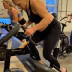 Anníe Mist Þórisdóttir Instagram - Who doesn’t LOVE 40min Emom!?? I sure do and getting to do it with @katrintanja even better 💦👌 10 rounds off 1min 20/15 cal C2bike 2min 60 DU (I did 30) 3min 18/12 Cal Airbike 4min 15x 20lbs heavy wall ball to 10’ Tag someone you think should have a go at this with you 🤝 Let’s have a Strong week!! #enjoylife #workout #crossfit #training #dottir #teamtyr