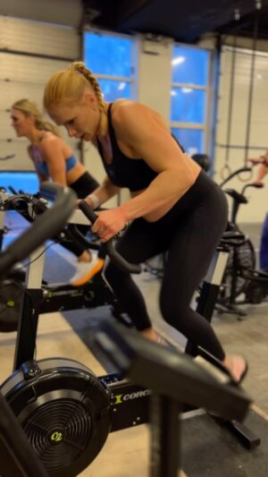 Anníe Mist Þórisdóttir Instagram - Who doesn’t LOVE 40min Emom!??

I sure do and getting to do it with @katrintanja even better 💦👌

10 rounds off

1min 20/15 cal C2bike
2min 60 DU (I did 30)
3min 18/12 Cal Airbike
4min 15x 20lbs heavy wall ball to 10’

Tag someone you think should have a go at this with you 🤝

Let’s have a Strong week!! 

#enjoylife #workout #crossfit #training #dottir #teamtyr