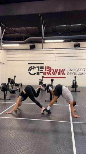 Anníe Mist Þórisdóttir Instagram - Who did it better?? 😜

Tag someone to try this with aaaaand I believe there’s a HSPU to be added at the end 🤝🤸‍♀️

@tyrsport @crossfit @crossfitgames #gymnastics #partytrick #enjoylife