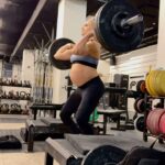 Anníe Mist Þórisdóttir Instagram - Feels so good to feel strong 🤝 I don’t love doing “heavy” cleans from the floor anymore (DL are still fine) but I believe I will doing quite a bit of block work😎 One more day left of this year…. I have always loved the saying “It doesn’t matter what you eat between Christmas and New Years but it matter what you have between New Years and Christmas” Well we got one more day you guys!!! 😂 Have to admit I’m getting kinda excited to get back on track with @rpstrength start January 🤝🙏 Love holidays but it’s also a step to get you excited about routine #22weeks #grateful #rpathlete #rpdiet #newyear #crossfit