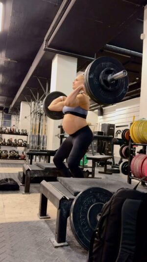 Anníe Mist Þórisdóttir Instagram - Feels so good to feel strong 🤝

I don’t love doing “heavy” cleans from the floor anymore (DL are still fine) but I believe I will doing quite a bit of block work😎

One more day left of this year…. I have always loved the saying 

“It doesn’t matter what you eat between Christmas and New Years but it matter what you have between New Years and Christmas” 

Well we got one more day you guys!!! 😂 

Have to admit I’m getting kinda excited to get back on track with @rpstrength start January 🤝🙏 Love holidays but it’s also a step to get you excited about routine 

#22weeks #grateful #rpathlete #rpdiet #newyear #crossfit