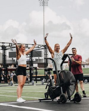 Anníe Mist Þórisdóttir Instagram - What a weekend!!! I only got to take the floor once myself but ohhh it felt good. Then I got to step in a different seat, commentating and seeing the best battling it out!! Did I miss it?  yes Did I enjoy watching? of course I did! 

💥Highlights, not necessarily in any particular order this. 

The boys sliding down the hill together in the rain 

@dellespeegle flying over the logs and that slid under 😮‍💨👌

@tiaclair1 and @laurahorvaht battling it out this weekend WOW!! Big congratulations to Laura with her win showing just how incredibly strong and good she is at competing.  And Tia, No words for what she just did this weekend …. Absolutely insane!  Doing the impossible yet again. I am mind blown 🔥❤️

Thank you @roguefitness for an incredible event, weathering the storm better then anybody 🌧️