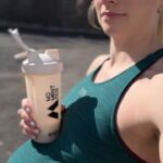 Anníe Mist Þórisdóttir Instagram - Every day post training 🤝 5g creatine 30 grams protein Yes I wrote it right! 30g at least of protein post training…. Women make sure you are getting what you need 🤸‍♀️yes it can also be through food but then very fast after training. Creatine is the most researched supplement on the market, no need to cycle it on and off. Everyday we use Creatine (creatine Monohydrate preferably) I choose @live.momentous because I know they have clean ingredients, grass fed protein and no extra bullshit #recovery #training #crossfit #fuel #tyrathlete #momentous #fuelrigth
