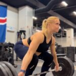 Anníe Mist Þórisdóttir Instagram - Body image is a b**ch…. So many feelings, thoughts and doubts - regardless of whether you are a competitive athlete or not. I KNOW, and I would tell others, you are who you are and your body is incredible for what it does and gives you, regardless of what it looks like!! However it can be hard every once in a while to do what you preach, but i will take that challenge and do my best to live by it. The beginning of pregnancy where you start showing but you are still “hiding it” till it’s safe to announce, is HARD. Once you announce, you continue to grow, you still feel “soft” and somewhat out of shape, but the feeling of carrying life is incredible ❤️ women show at different times, all of us are different and each pregnancy might be different as well. This time I started showing a lot earlier and growing a lot faster. I wore loose shirts but it also doesn’t feel like ME. It wasn’t until my belly was a little bigger and the loose shirts weren’t hiding anything anyways I decided to just not care. Wear what I am comfortable in and do ME. It’s not always easy but maaan it feels a lot better to be free 17 weeks and this is what my power belly looks like! Grateful 🫶 and also thankful for my health and being able to continue to train and lift weights 🏋️‍♀️