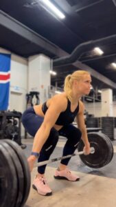 Anníe Mist Þórisdóttir Instagram - Body image is a b**ch…. So many feelings, thoughts and doubts - regardless of whether you are a competitive athlete or not. I KNOW, and I would tell others, you are who you are and your body is incredible for what it does and gives you, regardless of what it looks like!! However it can be hard every once in a while to do what you preach, but i will take that challenge and do my best to live by it. The beginning of pregnancy where you start showing but you are still “hiding it” till it’s safe to announce, is HARD. Once you announce, you continue to grow, you still feel “soft” and somewhat out of shape, but the feeling of carrying life is incredible ❤️ women show at different times, all of us are different and each pregnancy might be different as well. This time I started showing a lot earlier and growing a lot faster. I wore loose shirts but it also doesn’t feel like ME. It wasn’t until my belly was a little bigger and the loose shirts weren’t hiding anything anyways I decided to just not care. Wear what I am comfortable in and do ME. It’s not always easy but maaan it feels a lot better to be free 17 weeks and this is what my power belly looks like! Grateful 🫶 and also thankful for my health and being able to continue to train and lift weights 🏋️‍♀️