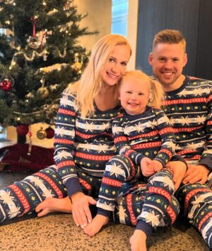 Anníe Mist Þórisdóttir Instagram - LOVE Christmas Day in nighties !  Last Santa (out of 13 here in Iceland) gave us all a matching set in our shoe 👞🎅

Hope you guys are getting time with your loved ones ❤️
Happy Holidays to all of you 🥰

#christmas #holidays #grateful
