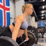 Anníe Mist Þórisdóttir Instagram - If you struggle keeping the bar close…. -> Get pregnant cause at some point the bar will get real close to that bump 😅😜 #25weekspregnant #strong #grateful #teamtyr #olylifting #dottir