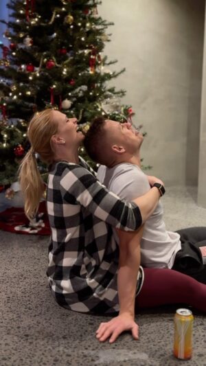 Anníe Mist Þórisdóttir Instagram - Full disclosure. I almost peed my pants during this challenge 😂

Tag someone you want to try this with 😆

#livelaughlove #enjoythejourney #familytime #challenge