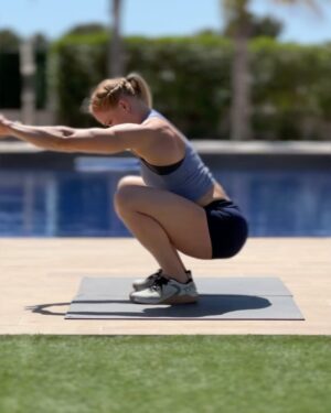 Anníe Mist Þórisdóttir Instagram - Some of my favorite go to stretches and flows 🤝

Rest day today meant 

🔸50min zone 2 (usually do anywhere from 45-90min) where I biked and did some jump rope 

🔸 into 20min of active movement stretches 

🔸 into cooling down in the pool 😅

#activerecovery #moving #mobility #enjoylife #training #crossfit #tyrathlete
